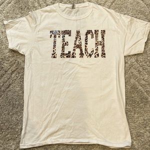 ✏️TEACHERS....Gear up for the new year with this adorable Teacher Tshirt!📓🚌✏️